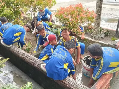 Kegiatan senam bersama setiap pagi di hari jumat, dilanjutkan dengan Jum'at Bersih