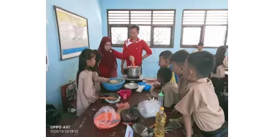 Kegiatan P5 membuat Pempek kelas 4. Proses pembuatan pempek dari mulai mengaduk adonan hingga menggo