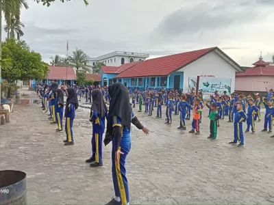 Kegiatan senam bersama setiap pagi di hari jumat, dilanjutkan dengan Jum'at Bersih